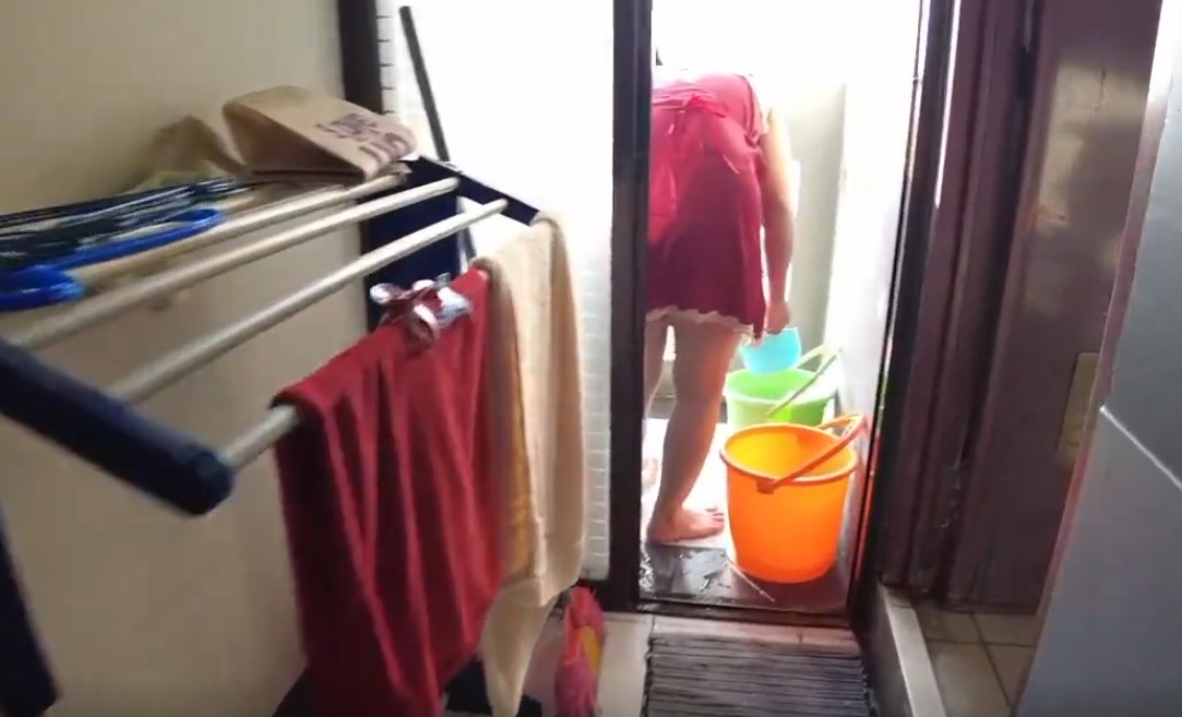 Bini Tetangga Lagi Nyuci Sendirian Di Rumah Suami Kerja