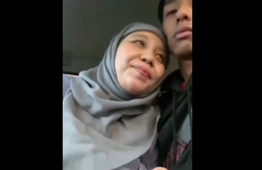 Istri Juragan Tanah Jilbab Solehah Pacaran Dengan Anak Muda Mokondo