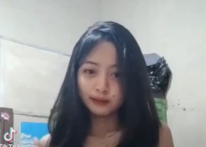 Andini permata bersama adeknya Berbagi Kebahagiaan